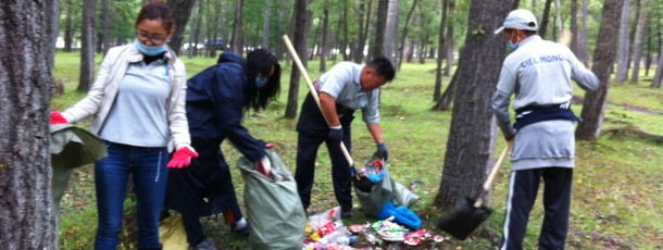 Ciel Mongol et son équipe collecte les déchets dans le parc de Terelj