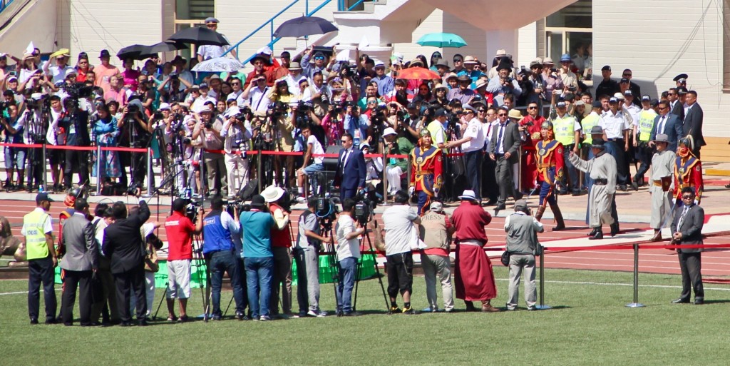 Le président s'avance dans le Stade National lors du Naadam 2017