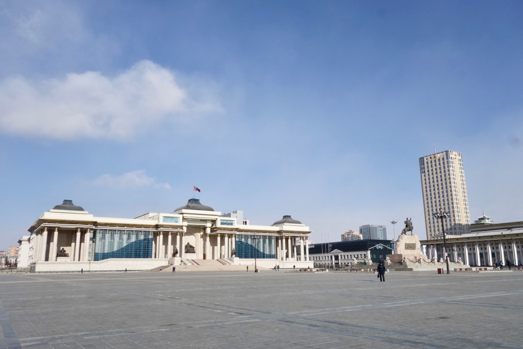 La grande place Sukhbaatar au centre d'Oulan Bator